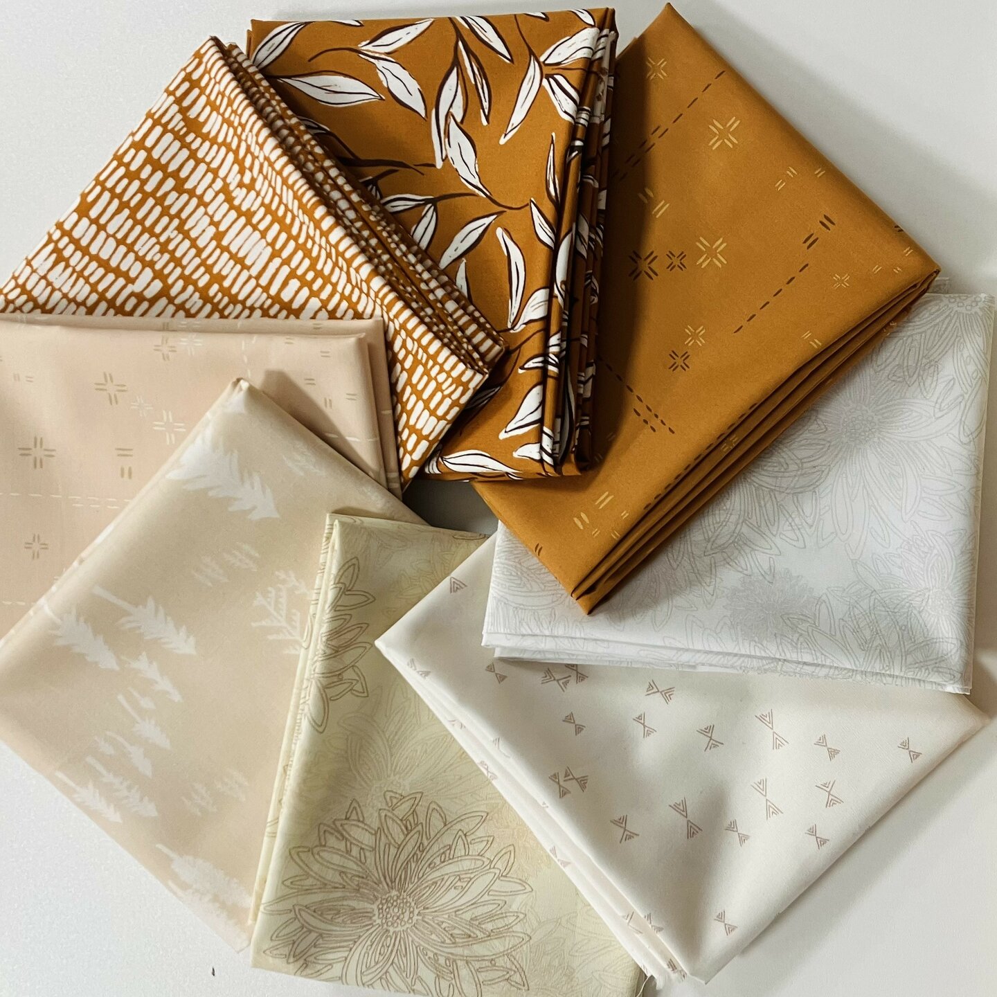 Balíček látok Fat Quarters Tiny Brown